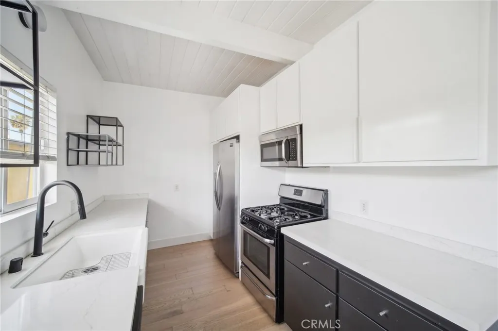 2329 Kansas Avenue 8, Santa Monica, California 90404 home-pic-9